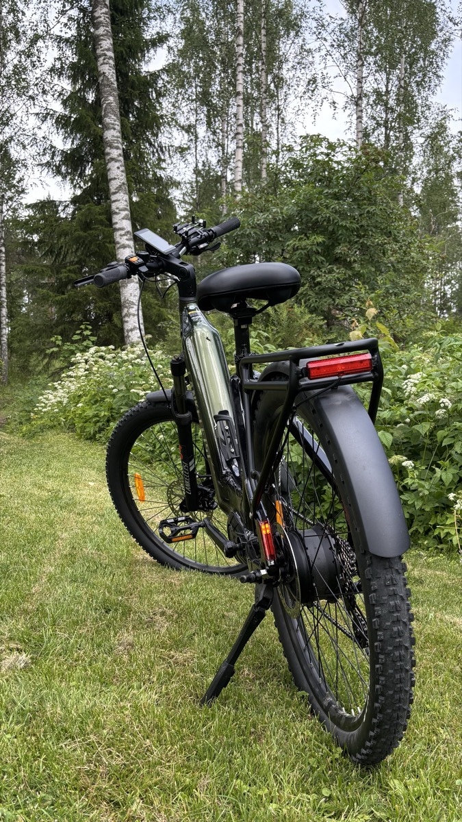 Lankeleisi MG600 Liten Maxxis-renkaat ja etujousitus