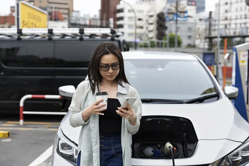 Mitä sähköautoilija tekee lataustauon aikana?
