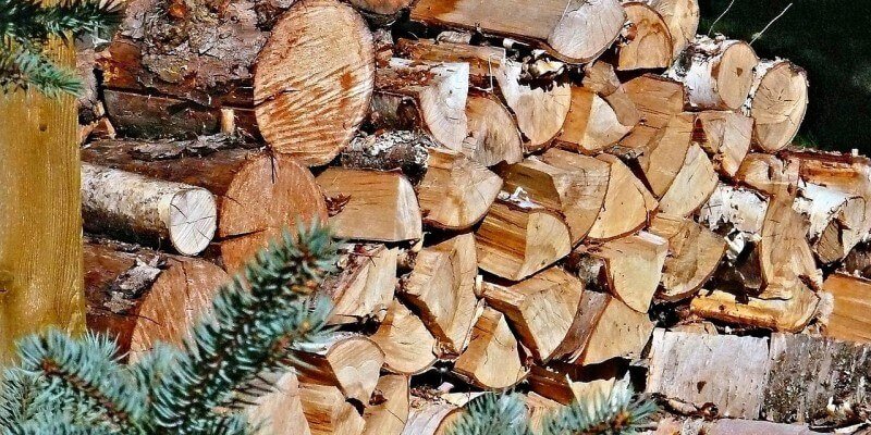 Polttopuiden teko nopeammin: vinkit kotipihan puuhommiin