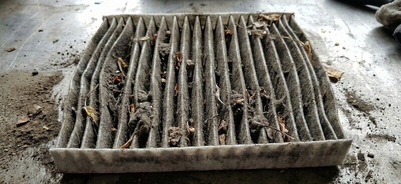 Auton huomaamaton vartija – 5 asiaa raitisilmasuodattimesta, joilla on väliä